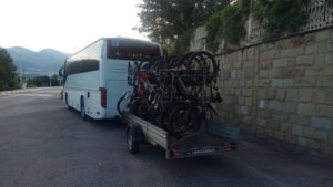 Комфортабельный полноразмерный автобус и велоприцеп